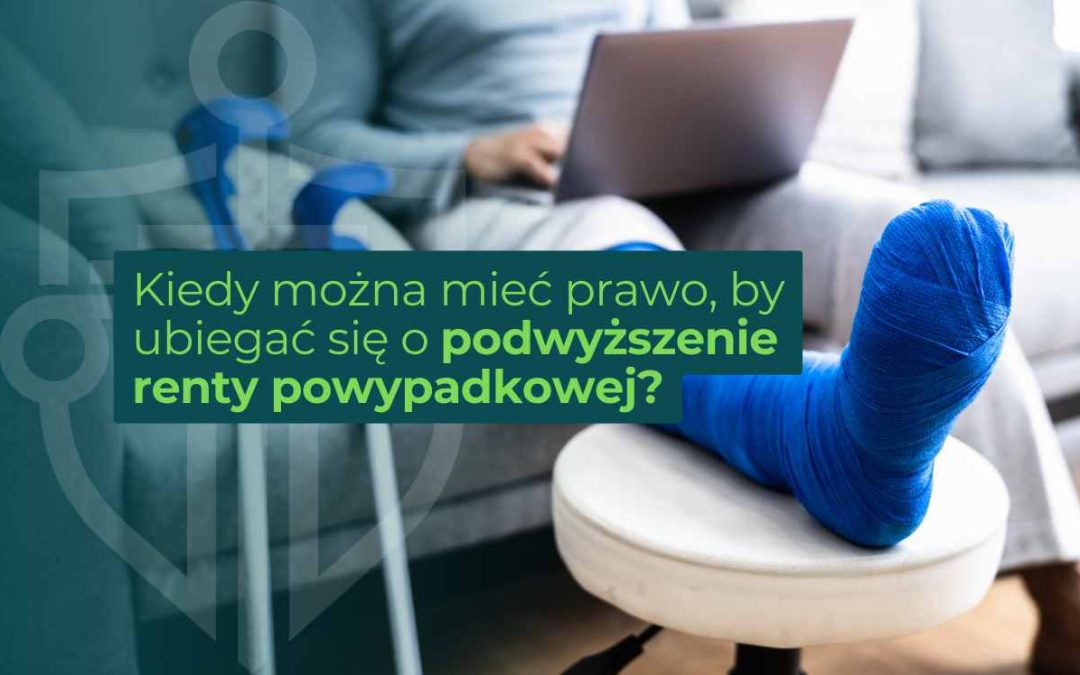 Osoba z nogą w gipsie pracuje na laptopie w domu – temat renty powypadkowej i jej podwyższenia