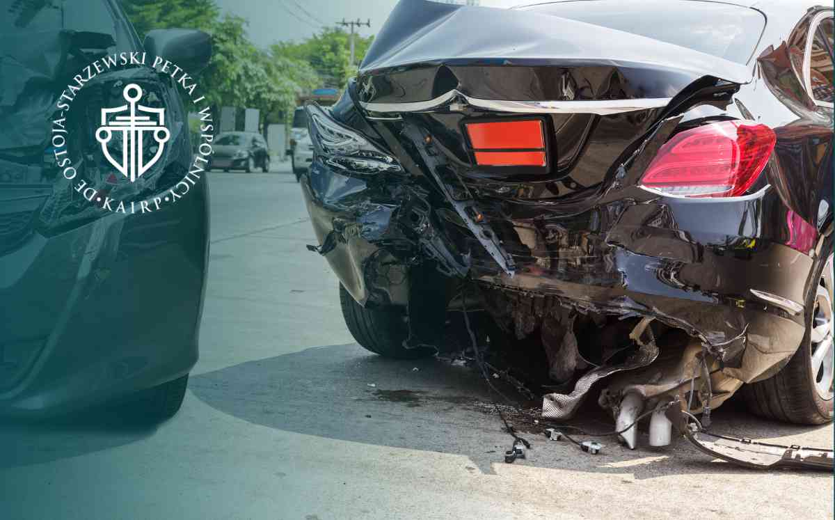 Słupy wysokiego napięcia na rozległych zielonych polach