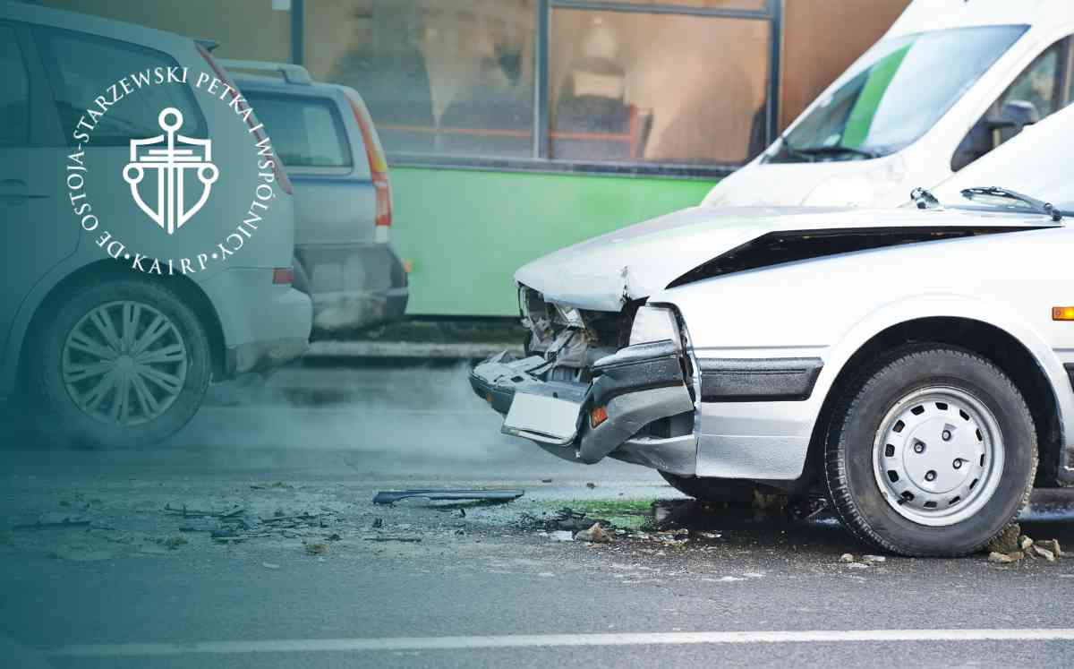 Słupy energetyczne na rozległym polu o świcie