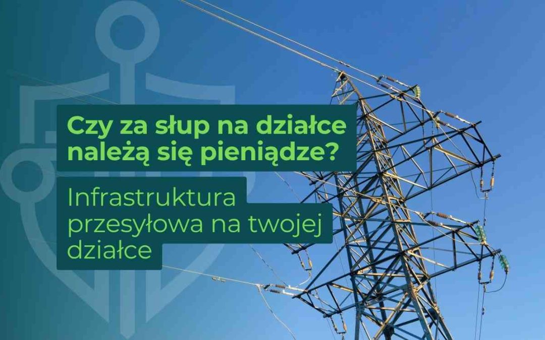 Zbliżenie na stalową konstrukcję słupa wysokiego napięcia na tle bezchmurnego nieba.