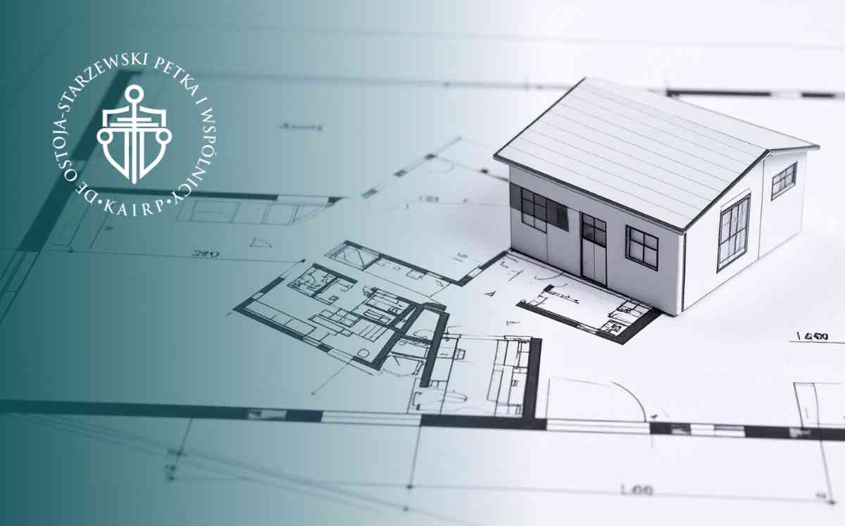 Makieta białego domu jednorodzinnego na planach architektonicznych