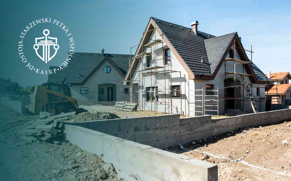 Nowo budowany dom jednorodzinny z rozstawionymi rusztowaniami