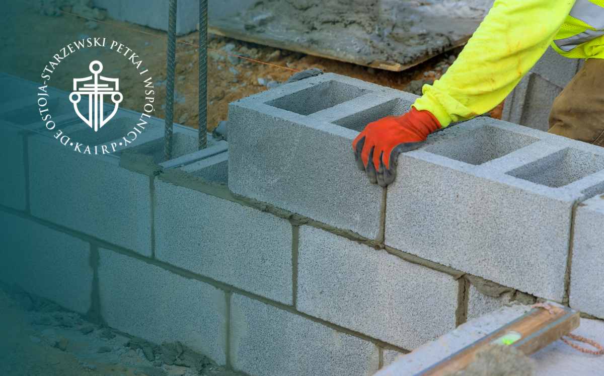 Pracownik układający bloczki betonowe na budowie – brak zapłaty za wykonane prace budowlane