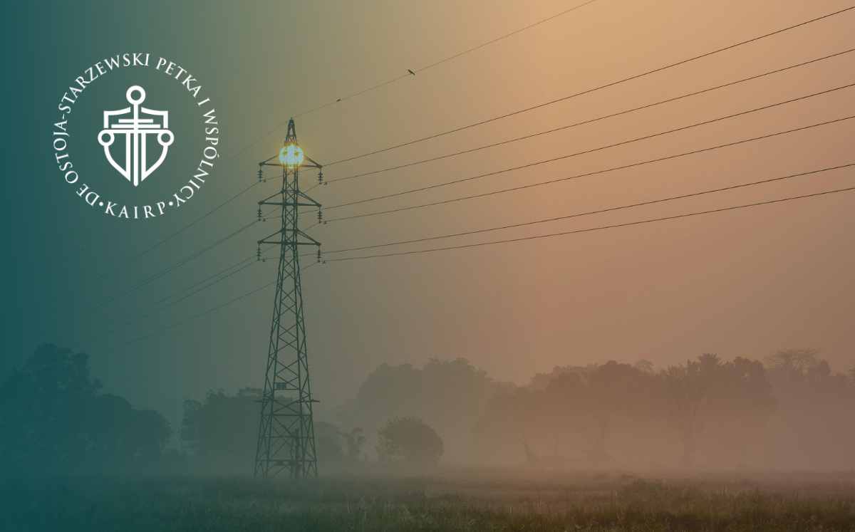Słup energetyczny i linie wysokiego napięcia na działce w kontekście służebności przesyłu