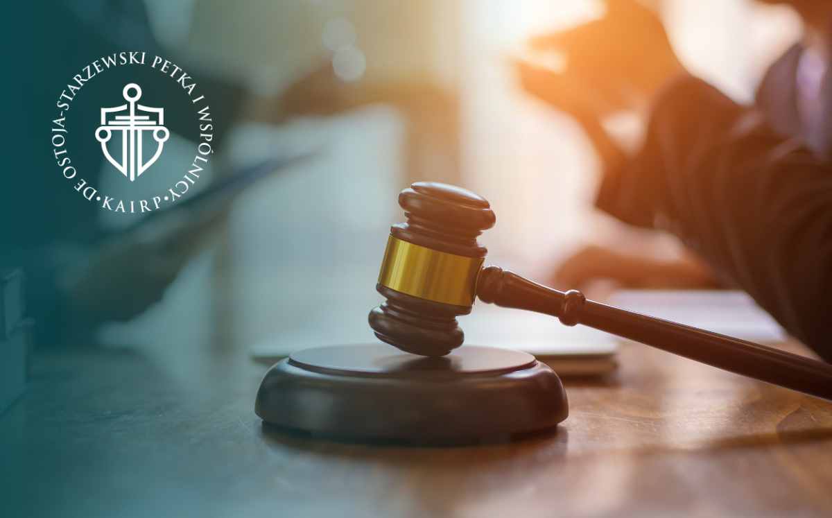 Młotek sędziowski jako symbol postępowania sądowego w sprawie zawieszenia spłaty kredytu frankowego