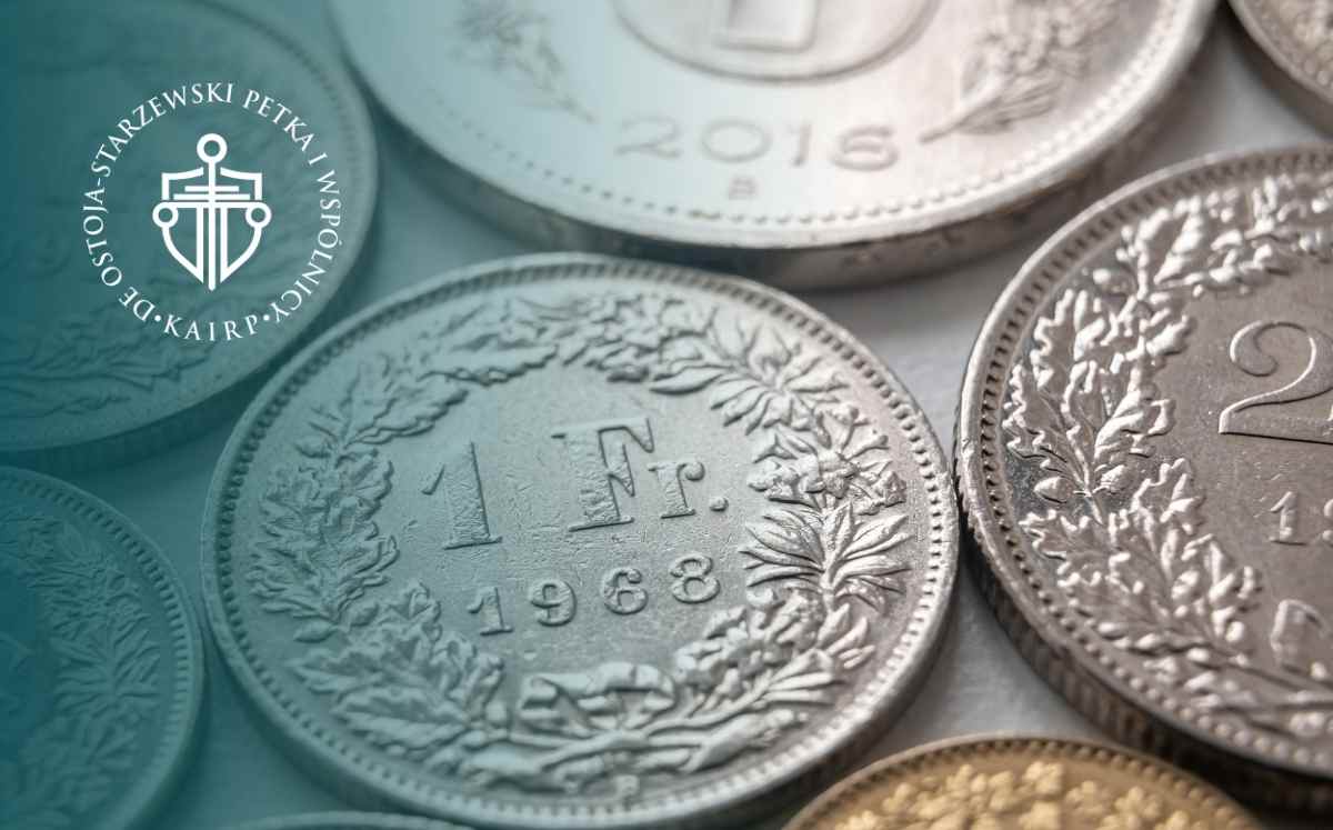 Monety franków szwajcarskich symbolizujące rozliczenia po spłaconym kredycie frankowym