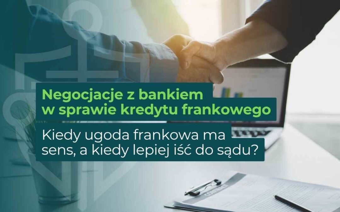Dwie osoby biznesowe ściskają dłonie nad biurkiem; na tle zielony nagłówek o negocjacjach kredytu frankowego.