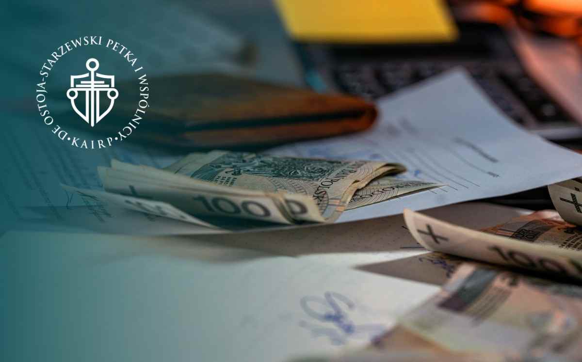 Banknoty i dokumenty kredytowe na biurku – grafika dotycząca sankcji kredytu darmowego i odzyskiwania kosztów kredytu.”
