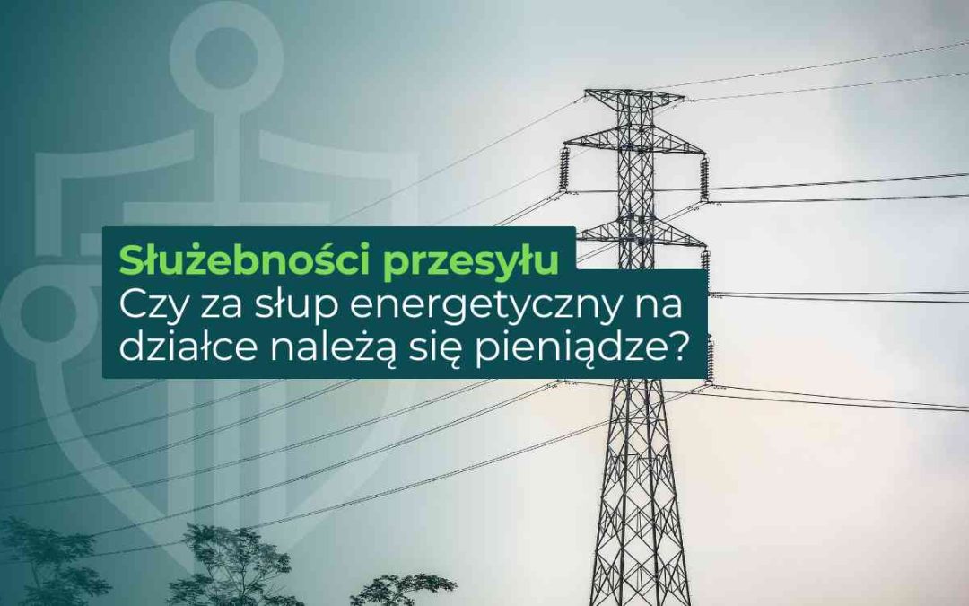 Słup energetyczny z napisem pytającym o wynagrodzenie za służebność przesyłu na prywatnej nieruchomości.