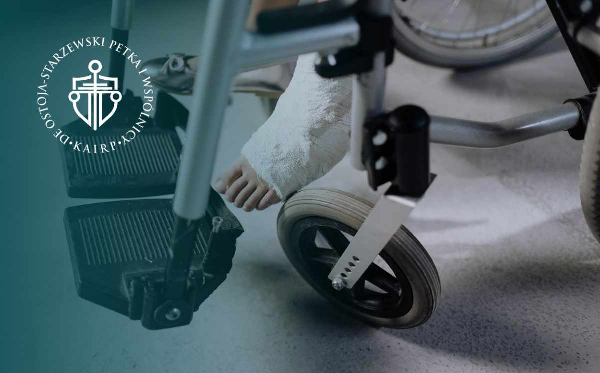 A patient’s bandaged foot rests near a wheelchair wheel, with a teal gradient and a circular organizational logo on the left.