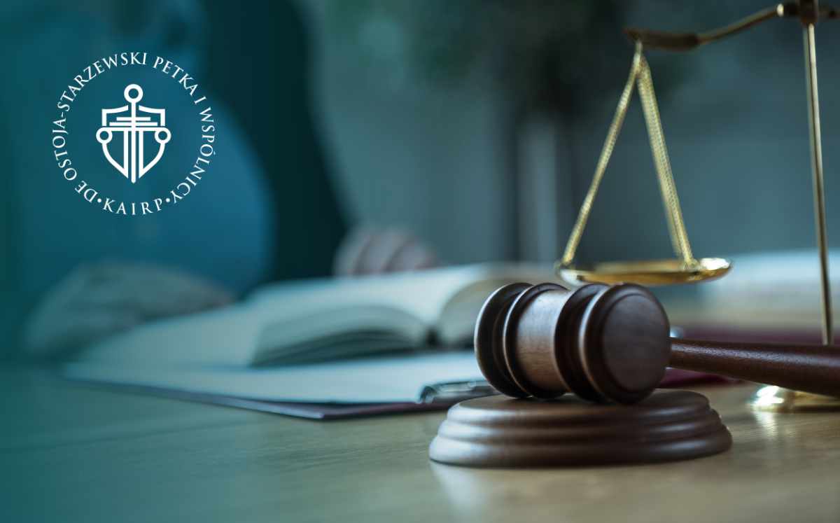 Młotek sędziowski, waga sprawiedliwości i dokumenty symbolizujące postępowanie sądowe w sprawie frankowej