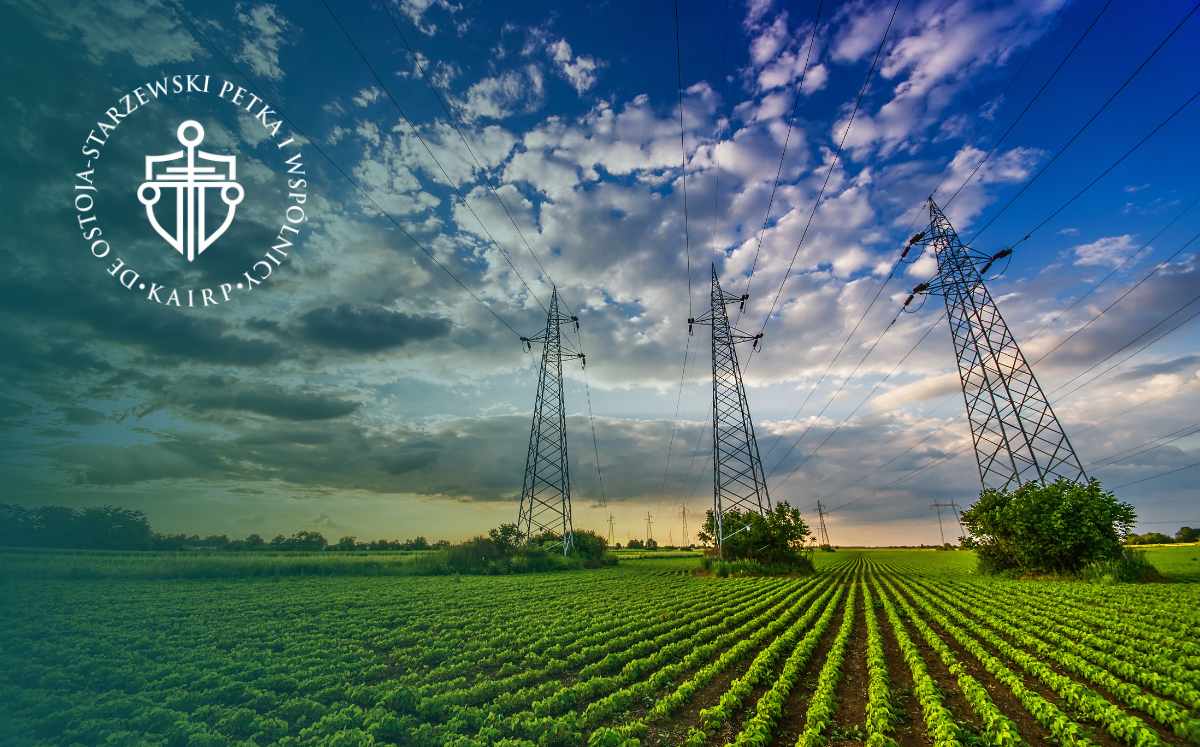 Linie energetyczne przebiegające nad polem jako przykład urządzeń przesyłowych na nieruchomości