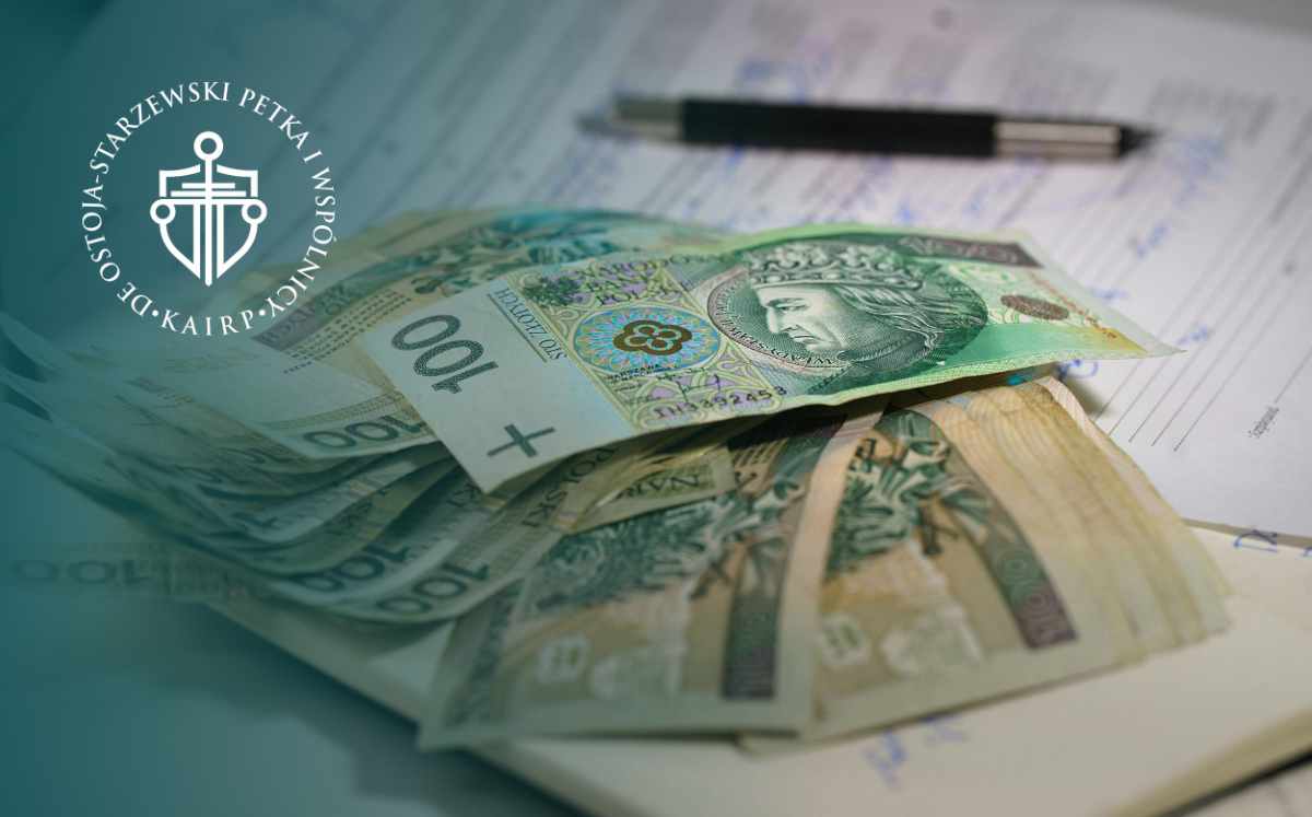 Banknoty i dokumenty finansowe, ilustrujące temat kosztów kredytu konsumenckiego oraz możliwych roszczeń wobec banku.