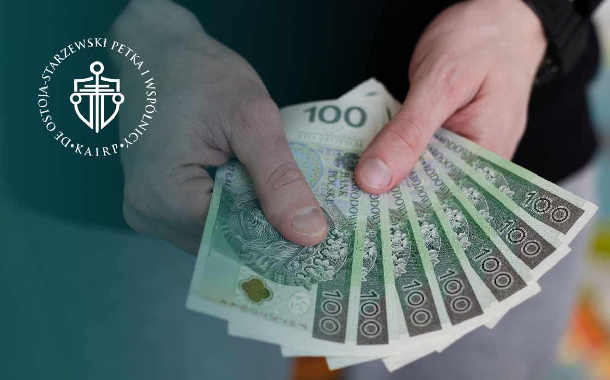 Banknoty trzymane w dłoniach, ilustrujące możliwe korzyści wynikające z sankcji kredytu darmowego dla kredytobiorców.