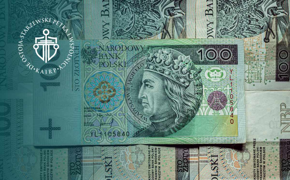 Banknoty stuzłotowe, nawiązujące do możliwego zwrotu kosztów kredytu w ramach sankcji kredytu darmowego.