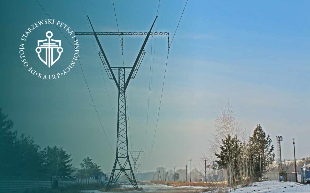 Linia energetyczna przebiegająca przez teren zabudowany, nawiązująca do potrzeby uregulowania służebności przesyłu.