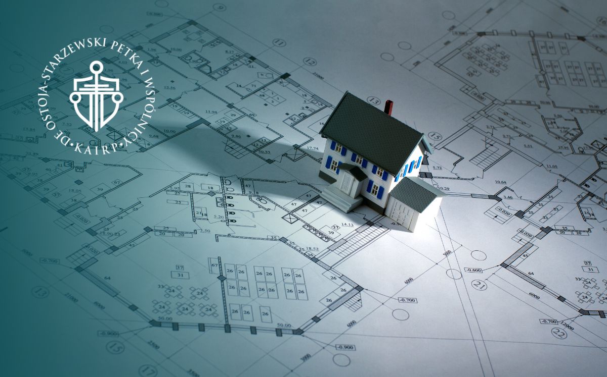 Mały model domu stoi na planach architektonicznych, ilustrując projektowanie architektoniczne i planowanie nieruchomości