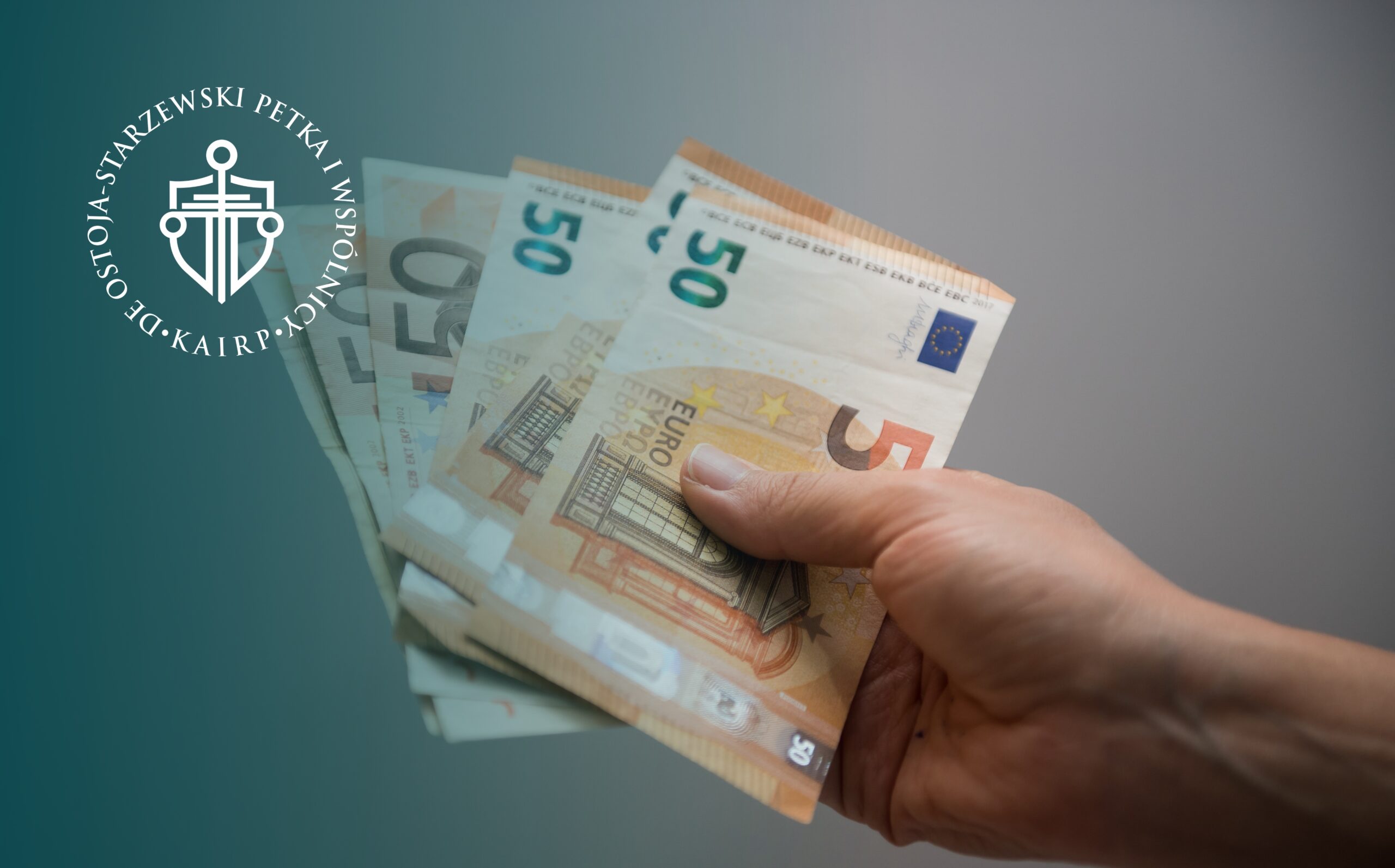 Dłoń trzymająca wachlarz banknotów euro (głównie 50- i 20-eurowych) na tle turkusowego gradientu