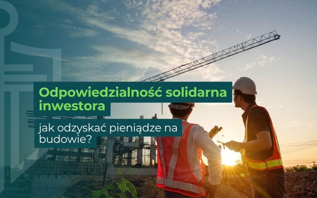 Dwie osoby, w kamizelkach odblaskowych i kaskach budowlanych stoją na tle zachodu słońca i placu budowy