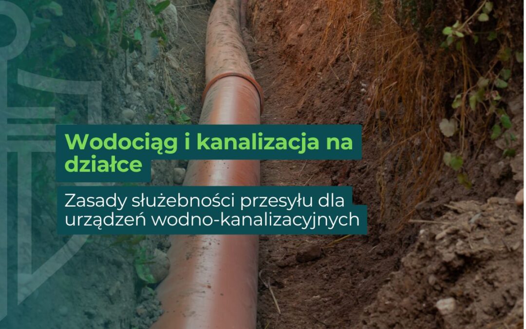 Informacyjny baner o wodociągu i kanalizacji na działce oraz zasadach służebności przesyłu dla urządzeń wodno-kanalizacyjnych, na tle wykopu i rury