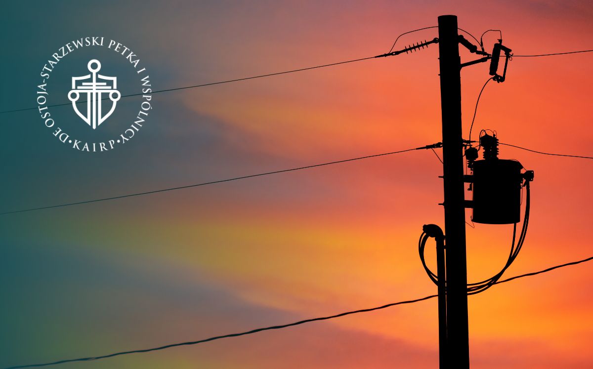 Linia energetyczna na tle pomarańczowego nieba