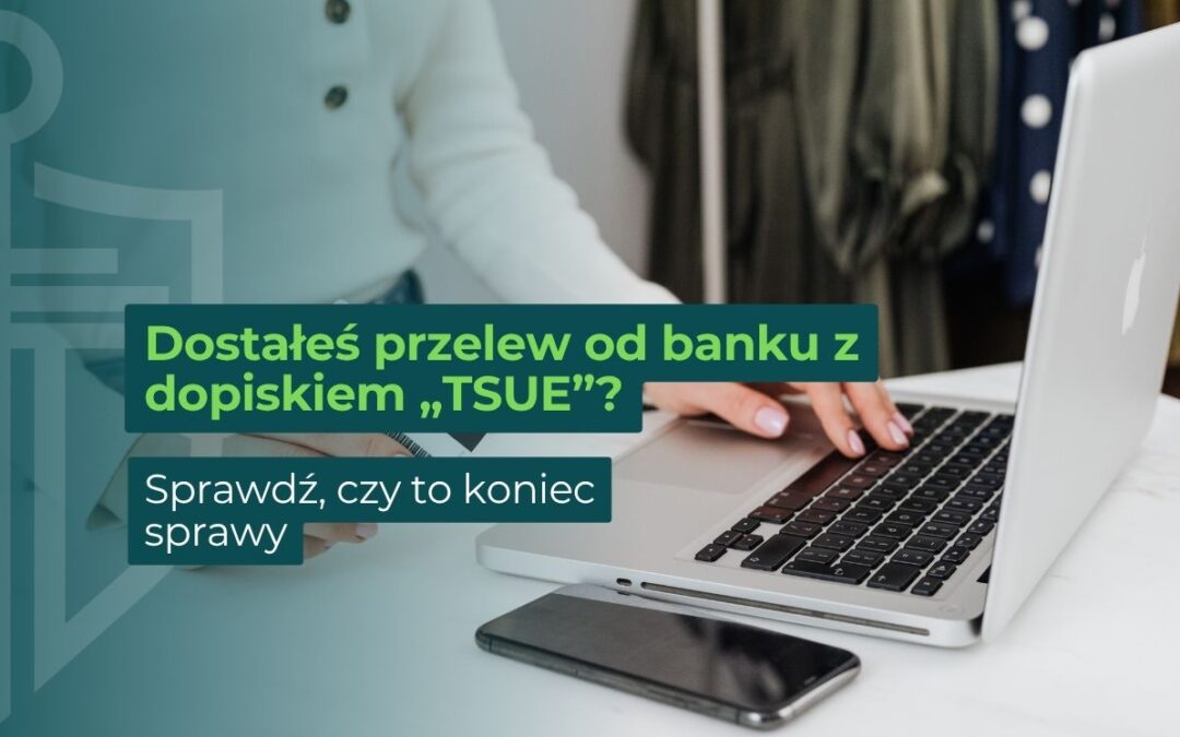 Osoba w białej koszuli wpisuje dane z karty do laptopa
