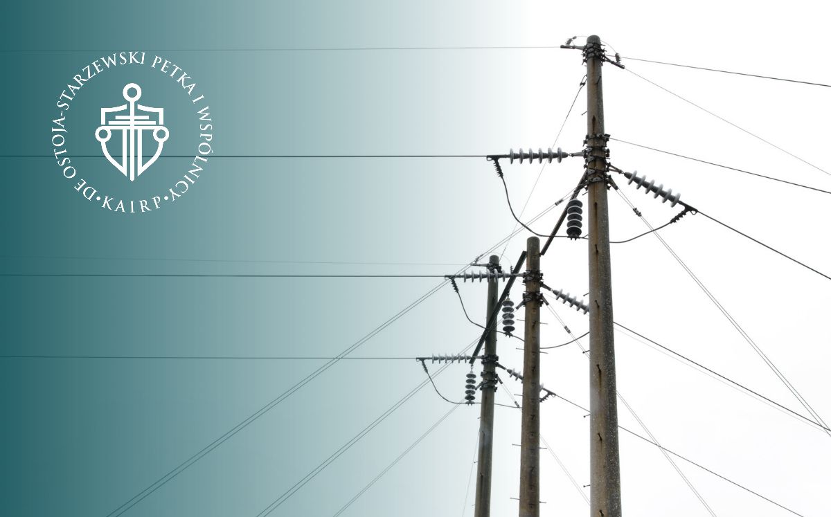 3 słupy energetyczne na jasnoniebieskim tle