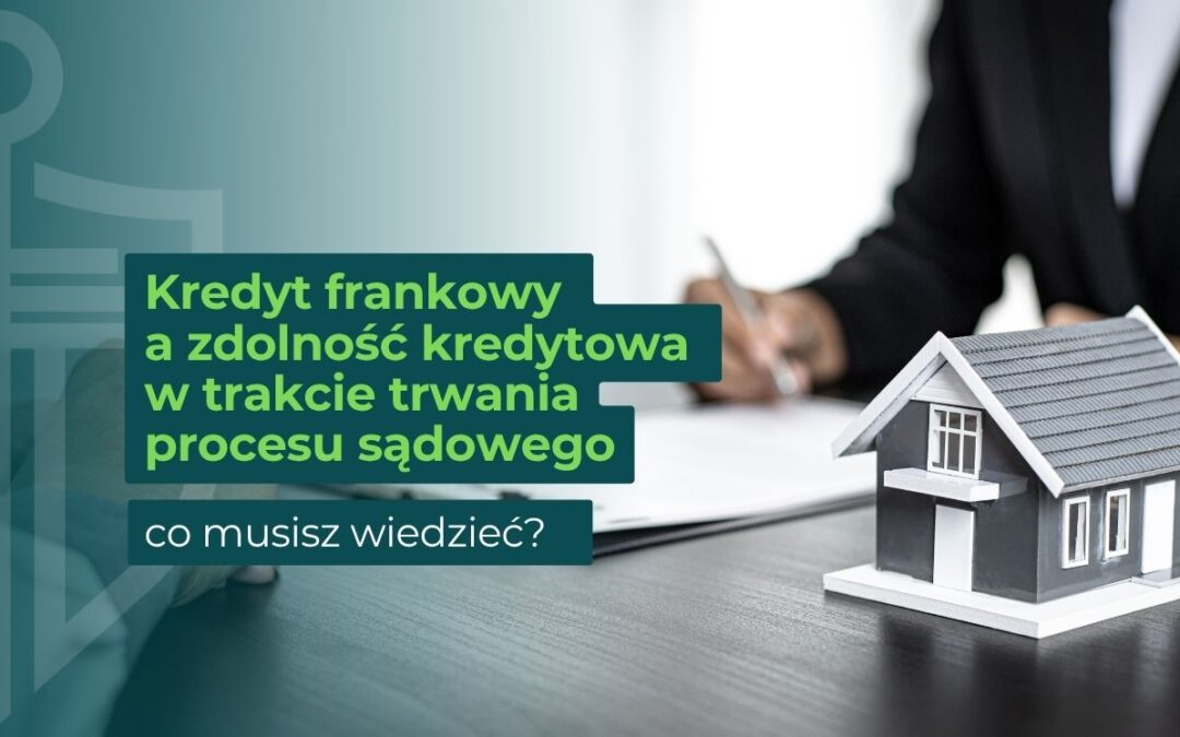 Zbliżenie na osobę wypełniającą dokumenty. Z lewej strony leży drewniana makieta domku