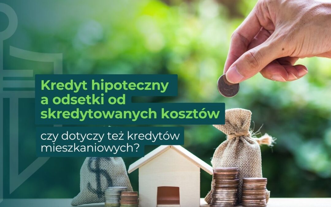 Drewniana makieta domku na tle zieleni. Dłoń kładzie monetę obok drewnianego domku, otoczonego monetami