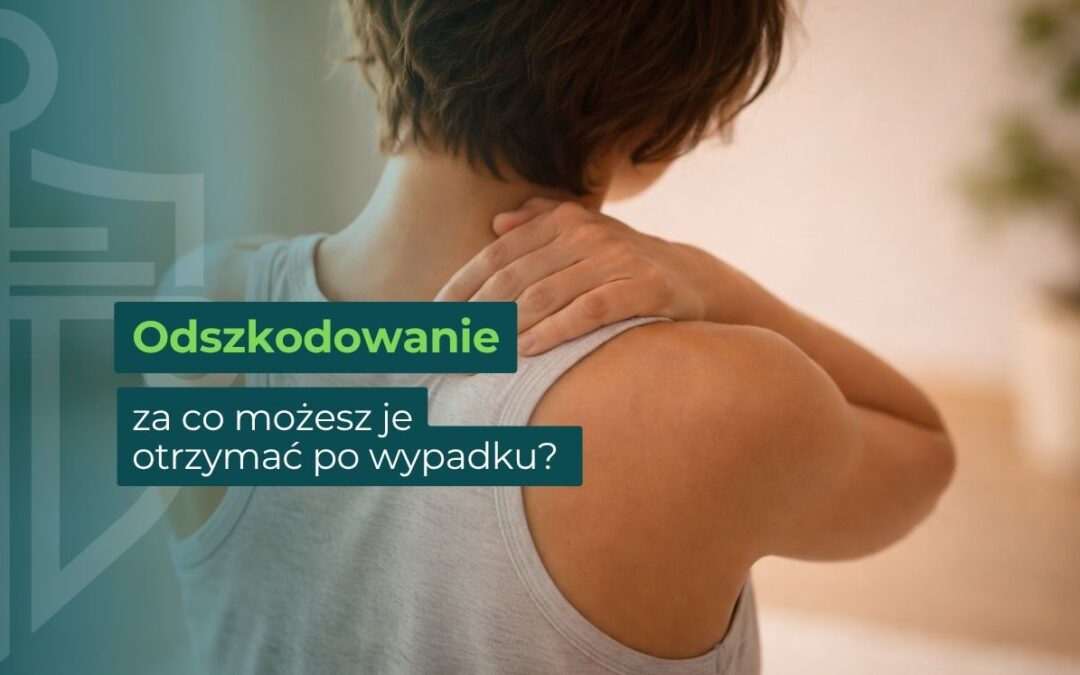 Zbliżenie na sylwetkę osoby trzymającej się na kark. Osoba jest w jasnym, beżowym pomieszczeniu