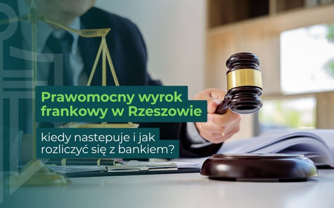 Sędzia uderza młotkiem sędziowskim. Na biurku leżą dokumenty i waga sędziowska