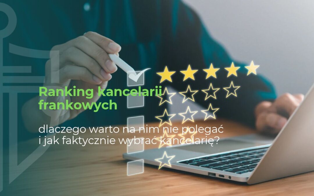 Zbliżenie na dłonie osoby pracującej na laptopie, na co nałożono graficzny motyw oceniania w postaci gwiazdek i pól wyboru.