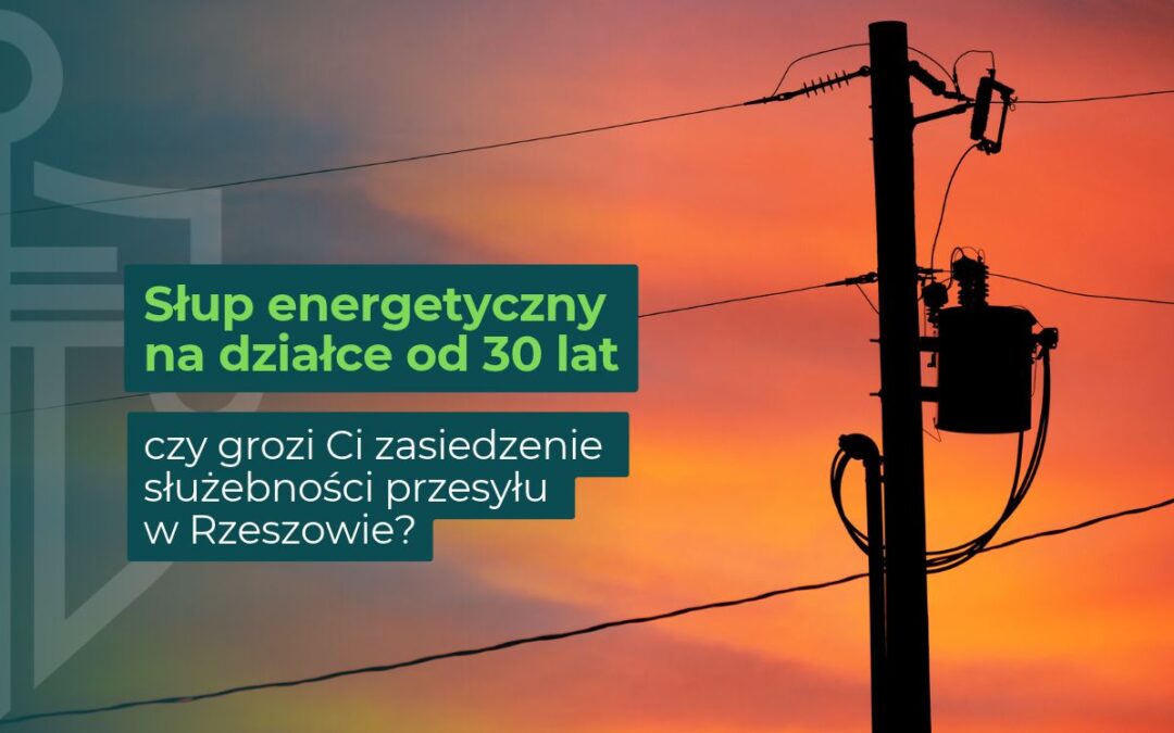 Zbliżenie na słup energetyczny na działce