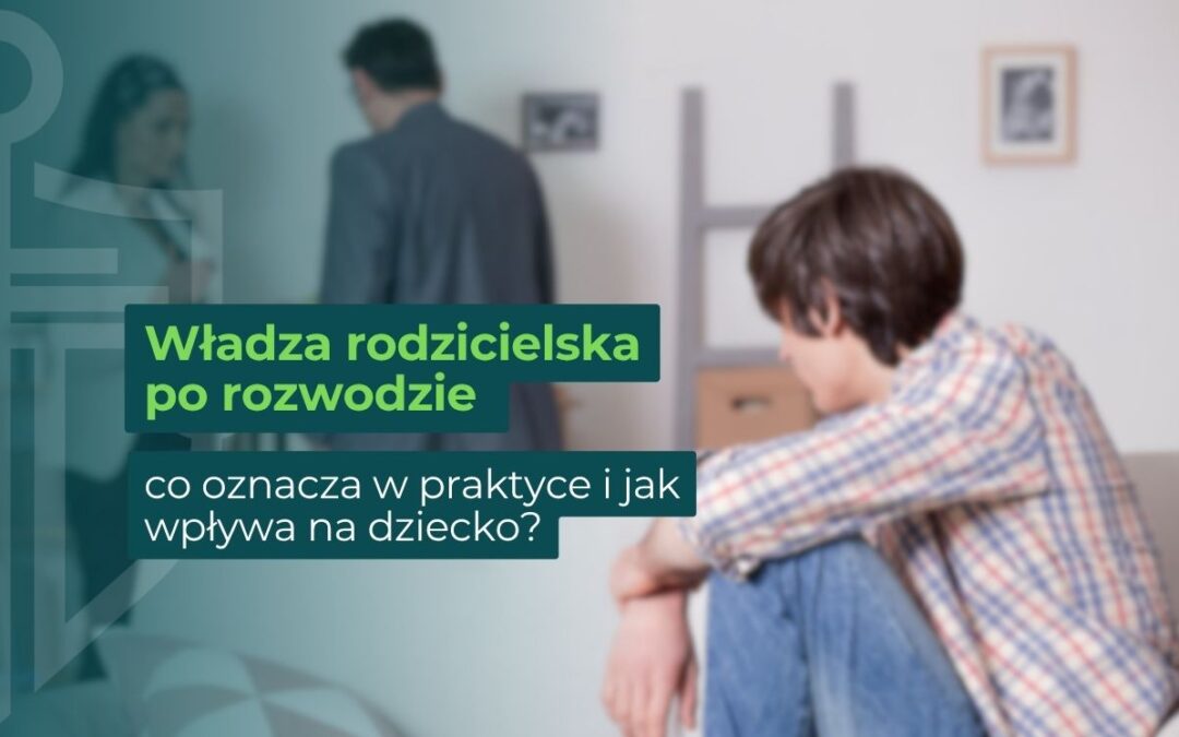 Zdjęcie ukazuje załamanego, siedzącego na kanapie nastolatka z głową opartą na kolanach. W tle widać dwie dorosłe osoby