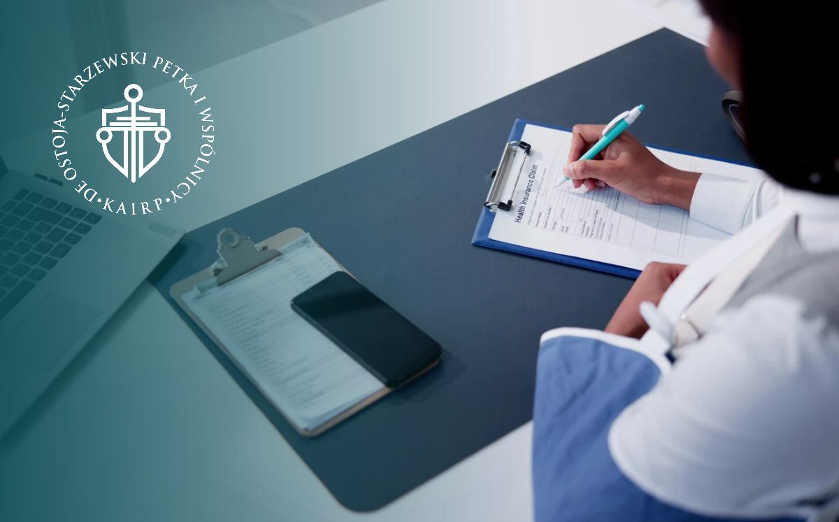 Ukazuje osobę z ręką unieruchomioną na temblaku, która wypełnia formularz zgłoszenia roszczenia ubezpieczeniowego